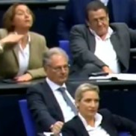 Una diputada ultraderechista alemana hace el gesto de degollar durante la intervención de un socialista