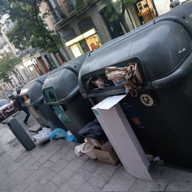 Basura acumulada alrededor de contenedores en el barrio de Lavapiés, en Madrid. -Twitter @SuperRoStar