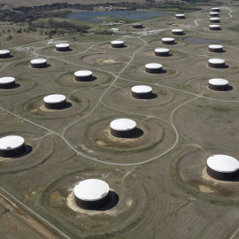 Tanques de almacenamiento de petróleo en Cushing, Oklahoma (EEUU). REUTERS / Nick Oxford