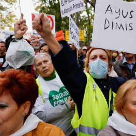  Manifestantes contra el proyecto de reforma de Ayuso para la sanidad de la Comunidad de Madrid, este domingo en la capital. REUTERS/Susana Vera