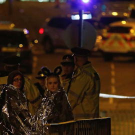 Dos mujeres son atendidas por la Policía tras el atentado. | REUTERS