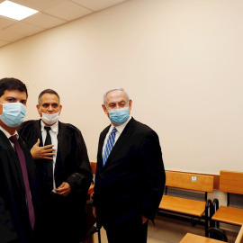 El primer ministro israelí Benjamín Netanyahu, en la sala en la que ha comenzado su juicio./ EFE/EPA/RONEN ZVULUN / POOL