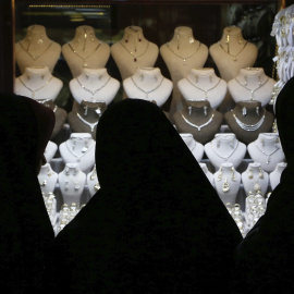 Mujeres iraníes observan los escaparates de una joyería en Teherán, Irán. EFE/ABEDIN TAHERKENAREH