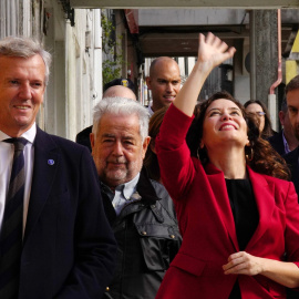 El presidente de la Xunta, Alfonso Rueda (1i), y la presidenta de la Comunidad de Madrid, Isabel Díaz Ayuso (2d), durante su visita al Ayuntamiento de Ordes, a 27 de octubre de 2022, en Ordes, A Coruña, Galicia (España). Ordes es la localidad natal de