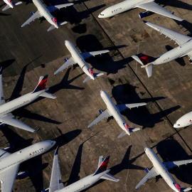 Aviones de pasajeros de Delta Air Lines aparcados en el aeropuerto de Birmingham-Shuttlesworth International Airport (Alabama, EEUU), debido a las restricciones de vuelos establecidas por la covid-19./REUTERS/Elijah Nouvelage​