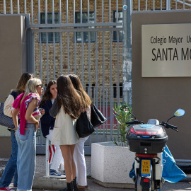  Varias alumnas en la entrada del Colegio Mayor Santa Mónica, a 6 de octubre de 2022, en Madrid (España). -Jesús Hellín / Europa Press