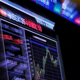 Imagen del panel informativo en el patio de negociación de la Bolsa de Madrid. EFE/Juan Carlos Hidalgo