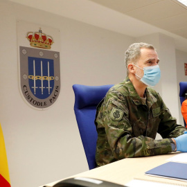 El Rey Felipe VI junto a la ministra de Defensa, Margarita Robles, durante un encuentro con militares.- EFE