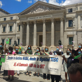 Una representación de las trabajadoras de hogar y cuidados a las puertas del Congreso de los Diputados / ASOCIACIONES DE TRABAJADORAS DE HOGAR Y CUIDADOS