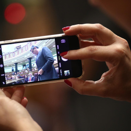 Imagen de un dispositivo tomando una fotografía en el Congreso de los Diputados. / Europa Press
