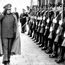 Pinochet saluda a soldados del Ejército chileno, en su etapa como dictador.