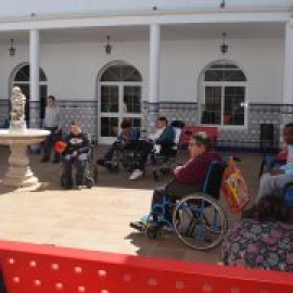 Los centros de discapacidad gastan miles de euros en equipos de protección porque las CCAA no se los envían