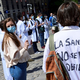La organización Médicos Unidos por sus Derechos, durante una concentración ante la sede del gobierno regional de Madrid, en la Puerta del Sol. - EFE