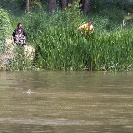 Integrantes del SEPRONA de la Guardia Civil y de la Policía Local de Simancas (Valladolid) continúan con la búsqueda de un cocodrilo avistado en la zona de Pesqueruela. /EFE