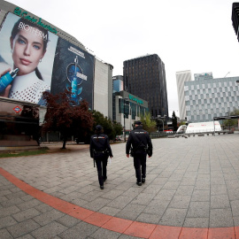 Dos policías patrullan en las inmediaciones del Corte Inglés de Nuevos Ministerios en Madrid. EFE/Mariscal