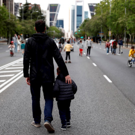 Un hombre pasea con su hijo por el Paseo de la Castellana. EFE/Mariscal/Archivo