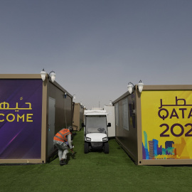  Un trabajador da los últimos toques a la zona de los alojamientos de la Fan Village en Doha, para el Mundial de Fútbol de Catar. REUTERS/Hamad I Mohammed