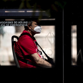 04/05/2020.- Un usuario protegido con una mascarilla en un autobús de Zaragoza. / EFE - TONI GALÁN