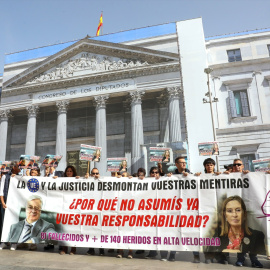  Un grupo de personas perteneciente a la plataforma de víctimas del Alvia de Santiago se concentra frente a las puertas del Congreso de los Diputados, a 3 de octubre de 2022, en Madrid (España). -Marta Fernández / Europa Press