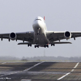 Un avión ejecuta la maniobra de despegue / EFE

