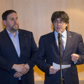 El presidente de la Generalitat, Carles Puigdemont (d), ha comparecido acompañado del vicepresidente catalán, Oriol Junqueras (i) antes de un acto en el Palacio de Congresos de Barcelona, para valorar la invitación de la vicepresidenta del Gobierno, So
