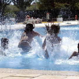 Imagen de archivo de una piscina. - EFE