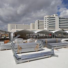 Muntatge de l'hospital de campanya davant de l'hospital de la Fe, a València. EFE / MANUEL BRUGUÉ.