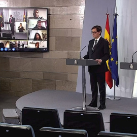 06/04/2020.- Captura de la señal institucional de la Moncloa del ministro de Sanidad, Salvador Illa (d), y el ministro de Transportes, Movilidad y Agenda Urbana, José Luis Ábalos (d), durante la rueda de prensa. / EFE