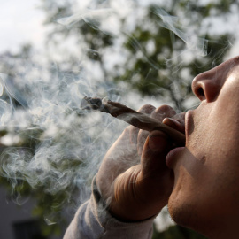 Una persona fuma un porro de Marihuana en México. Un manifestante por la legalización de la marihuana durante una marcha reciente en México. REUTERS/Henry Romero
