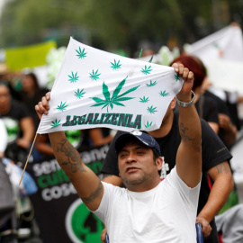 Un manifestante por la legalización de la marihuana durante una marcha reciente en México. REUTERS/Henry Romero