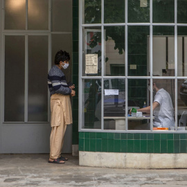 Una professional sanitària del CAP (centres d'atenció primària), atén una visita, durant el seixantè dia de l'estat d'Alarma decretat pel Govern espanyol per controlar la pandèmia del coronavirus. EFE/ Enric Fontcuberta