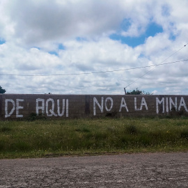 Una pintada contra la mina entre Retortillo y Viallavieja del Yeltes. LUCÍA VILLA
