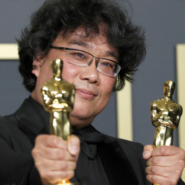 10/02/2020 - El director Bong Joon Ho posa con dos estatuillas de los Oscar. / REUTERS -LUCAS JACKSON