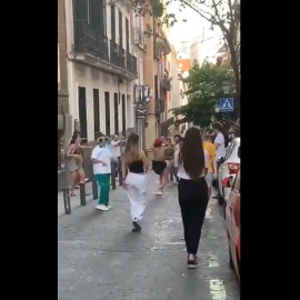 Varios jóvenes se saltan el confinamiento en el madrileño barrio de Malasaña. TWITTER/@minisashas