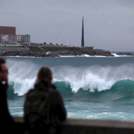 14/01/2020.- Las olas rompen contra la costa de la ciudad de A Coruña. / EFE - CABALAR