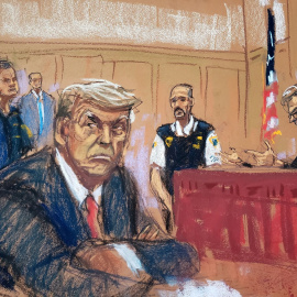 Dibujo de la comparecencia del expresidente de EEUU Donald Trump ante el juez por su imputación en el caso de los pagos a la actriz porno Stormy Daniels, en Nueva York. REUTERS/Jane Rosenberg