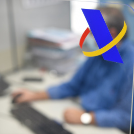 Un empleado público durante su jornada laboral, en la oficina de la Agencia Estatal de la Administración Tributaria. -Gustavo Valiente / Europa Press