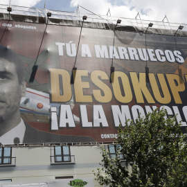  Una gran lona de la empresa Desokupa cubre un edificio en la calle Atocha de Madrid, este lunes. EFE/ J.P. Gandul
