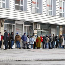 La mitad de los contratos firmados en abril fue de menos de tres meses / EFE