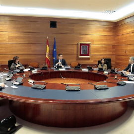 17/03/2020.- El presidente del Gobierno, Pedro Sánchez (c) preside la reunión del Consejo de Ministros en el palacio de la Moncloa este martes donde se deciden las nuevas las medidas adoptadas contra el coronavirus. EFE/Moncloa