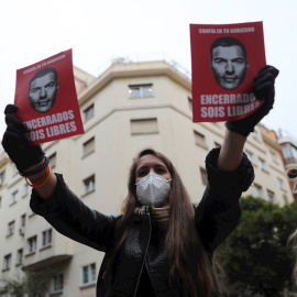 Vecinos del madrileño barrio de Salamanca se manifiestan contra el Gobierno por su gestión en la crisis del coronavirus, este jueves en Madrid. EFE/Rodrigo Jiménez