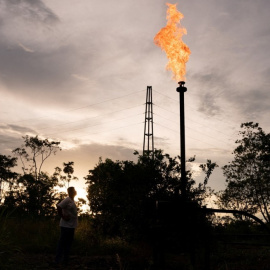  Imagen de archivo de una llamarada de gas en una planta de combustible. — Santiago Arcos / REUTERS