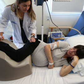 La llevadora Vanessa Bueno prova el coixí que ha dissenyat amb una embarassada. Hospital Vall d'Hebron.
