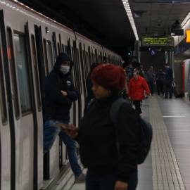 Fotografia de passatgers a la línia 5 del metro de Barcelona/ Albert Cadanet. ACN