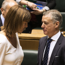 El lehendakari, Iñigo Urkullu, conversa con la portavoz del PSE-EE, Idoia Mendía, tras su intervención en el pleno de Política General en el Parlamento Vasco. EFE/David Aguilar