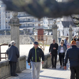 Turistas en el paseo marítimo de Silgar, en la playa de Xanxenxo, que ha recibido estos días a cientos de madrileños. /EFE
