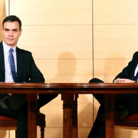 El presidente del Gobierno, Pedro Sánchez, y el líder del PP, Pablo Casado en un encuentro en el mes de diciembre de 2019. EFE