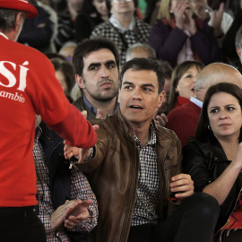 El candidato a la Secretaría General del PSOE Pedro Sánchez acompañado de la diputada asturiana Adriana Lastra, en un acto político en Gijón. EFE/Alberto Morante