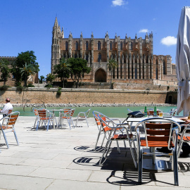 11/05/2020- . Un hombre toma una cerveza en un bar de Palma de Mallorca, en una imagen de archivo. / REUTERS - ENRIQUE CALVO