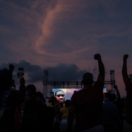 Ciudadanos y ex alumnos de la escuela secundaria de Yates levantan sus puños durante una vigilia en honor a George Floyd, en el campo donde jugó fútbol en Houston, Texas. REUTERS / Adrees Latif